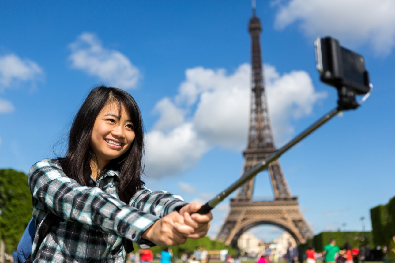 Young attractive asian tourist in Paris taking selfie, Fot&oacute;: 123rf.com
