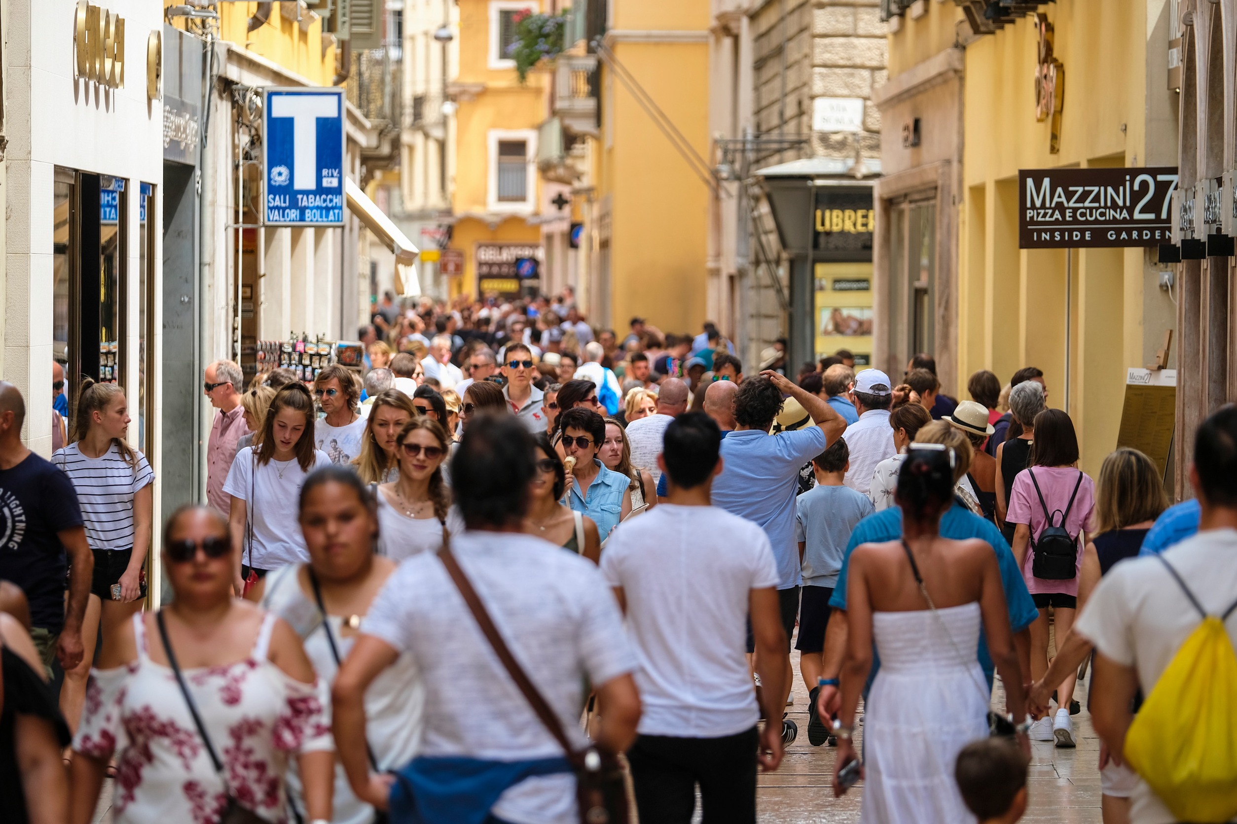 Turistákkal teli utca Veronában, Fotó: 123rf.com