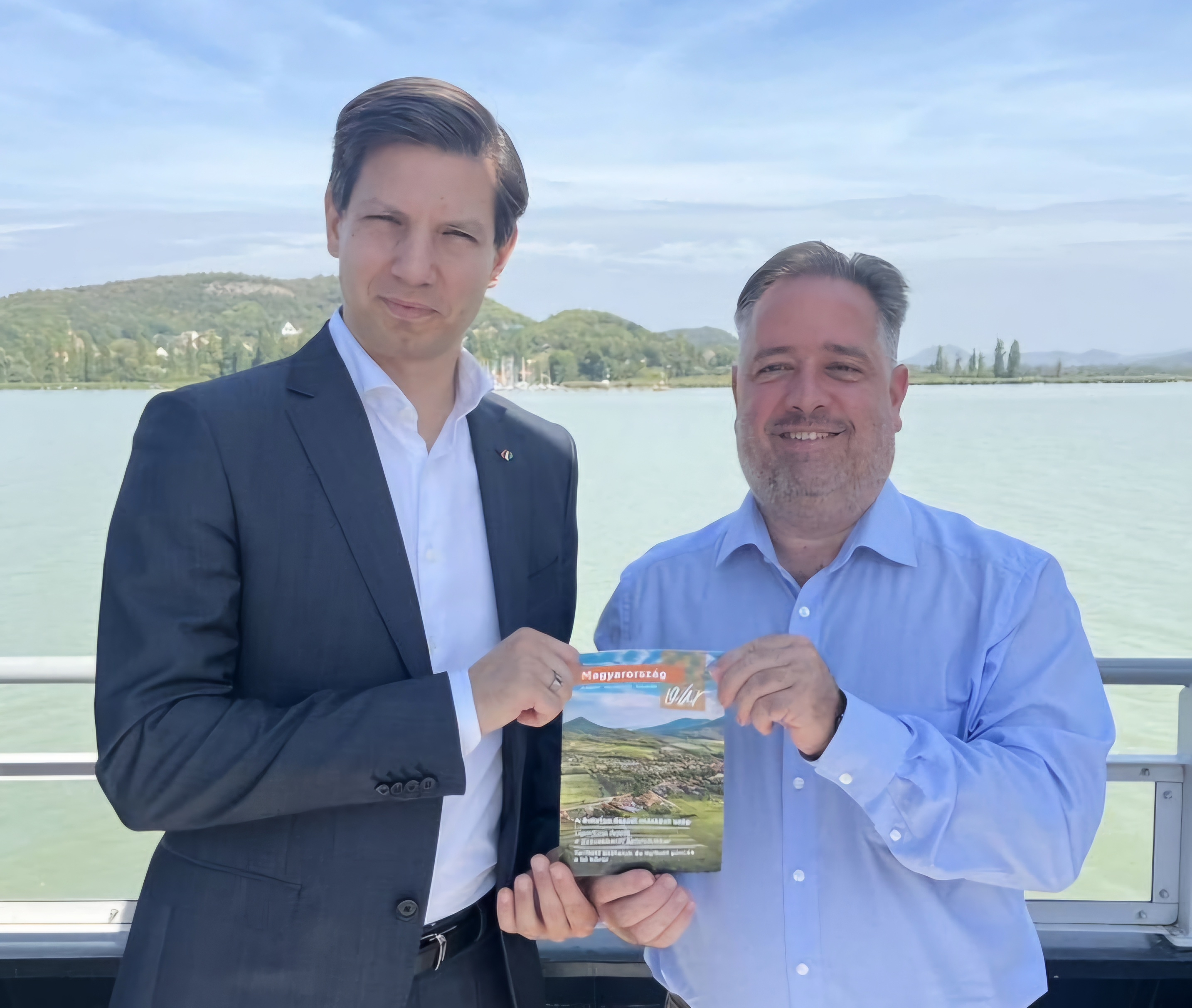 Csendes Oliv&eacute;r, a Visit Hungary vez&eacute;rigazgat&oacute;ja &eacute;s Princzinger P&eacute;ter, a VisitBalaton365 &uuml;gyvezetője a M&eacute;diahaj&oacute;n