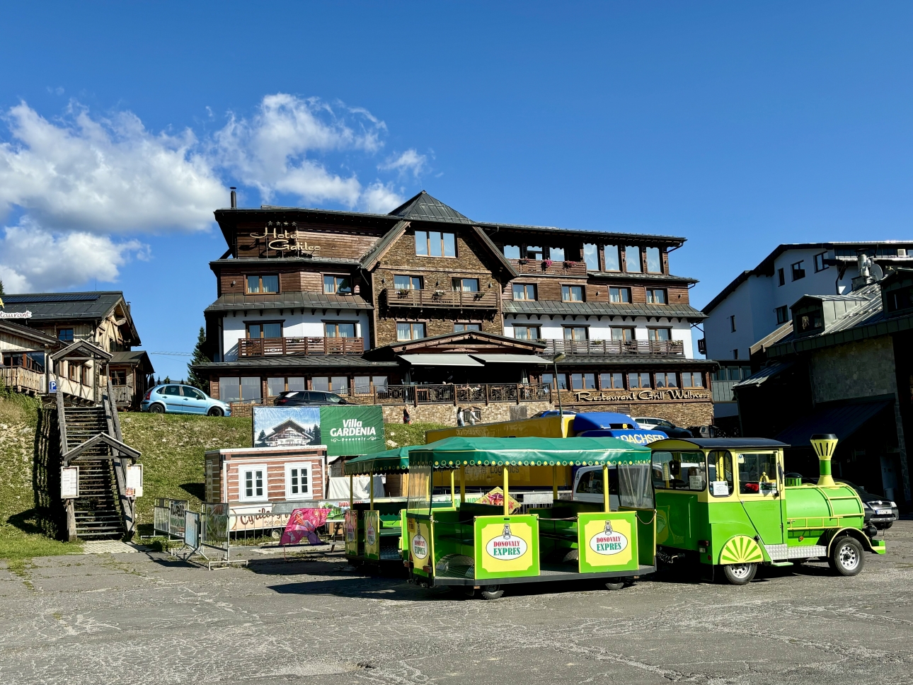 A Galileo Hotel a v&aacute;rosn&eacute;ző kisvonattal, Fot&oacute;: Fucsk&oacute; Hajnalka