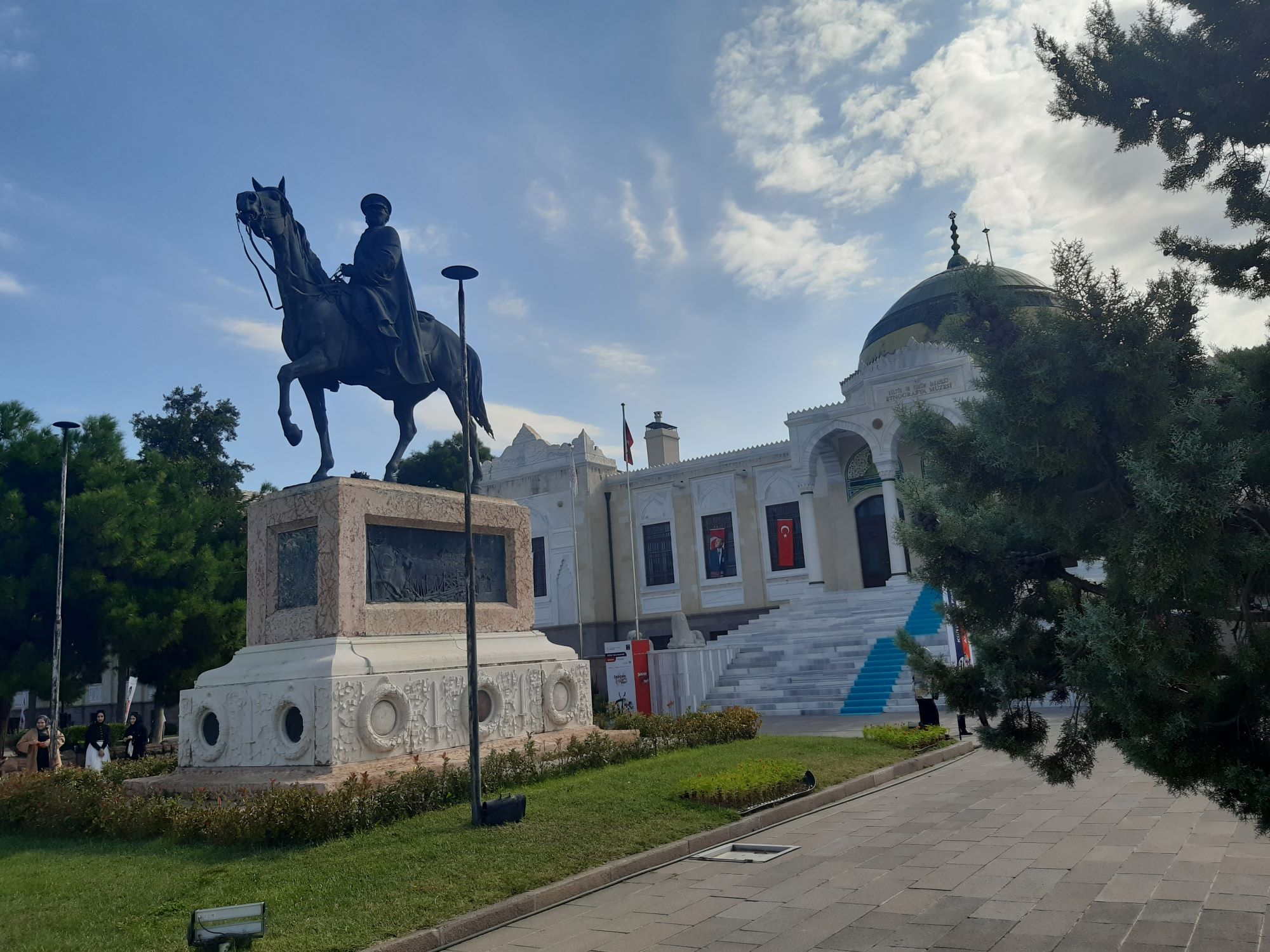 Az Etnográfiai Múzeum épülete Atatürk lovas szobrával, Fotó: turizmus.com