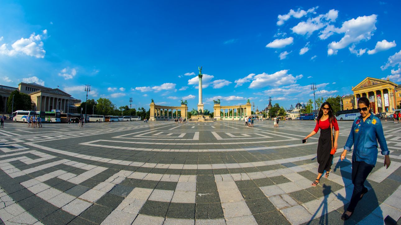 Budapest-Hosok-tere-123rf