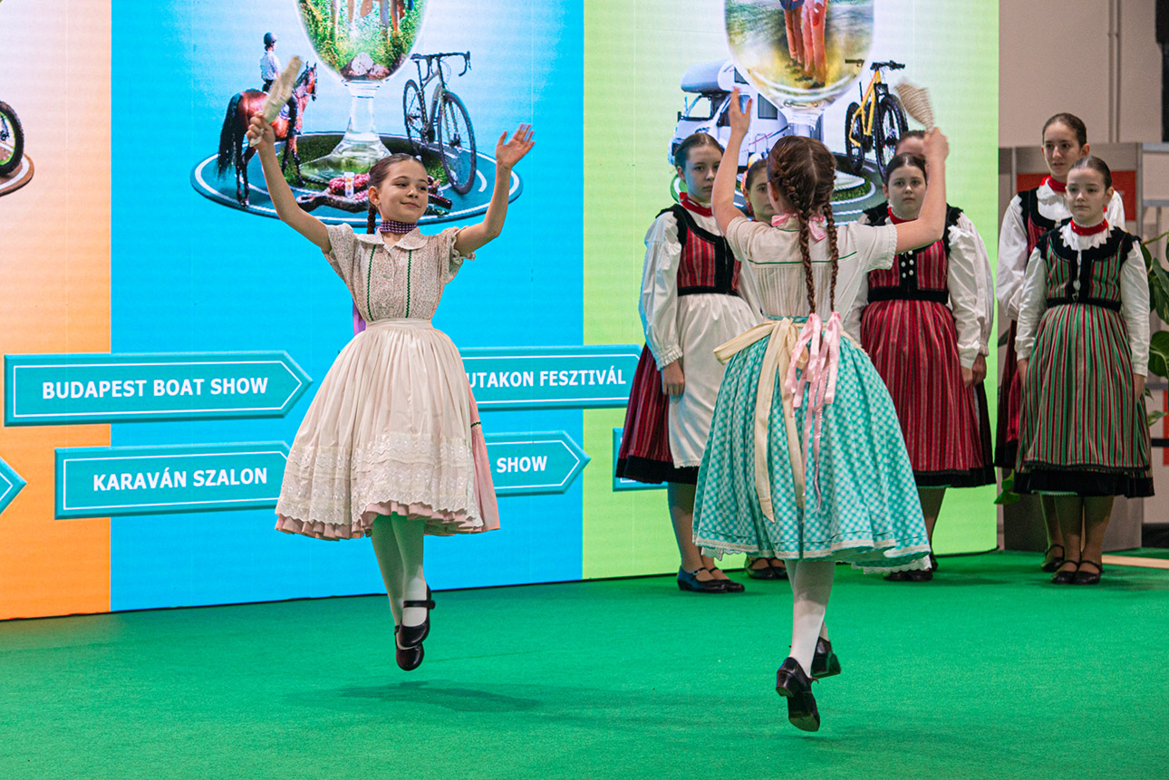 Utaz&aacute;s ki&aacute;ll&iacute;t&aacute;s, Fot&oacute;: Hungexpo