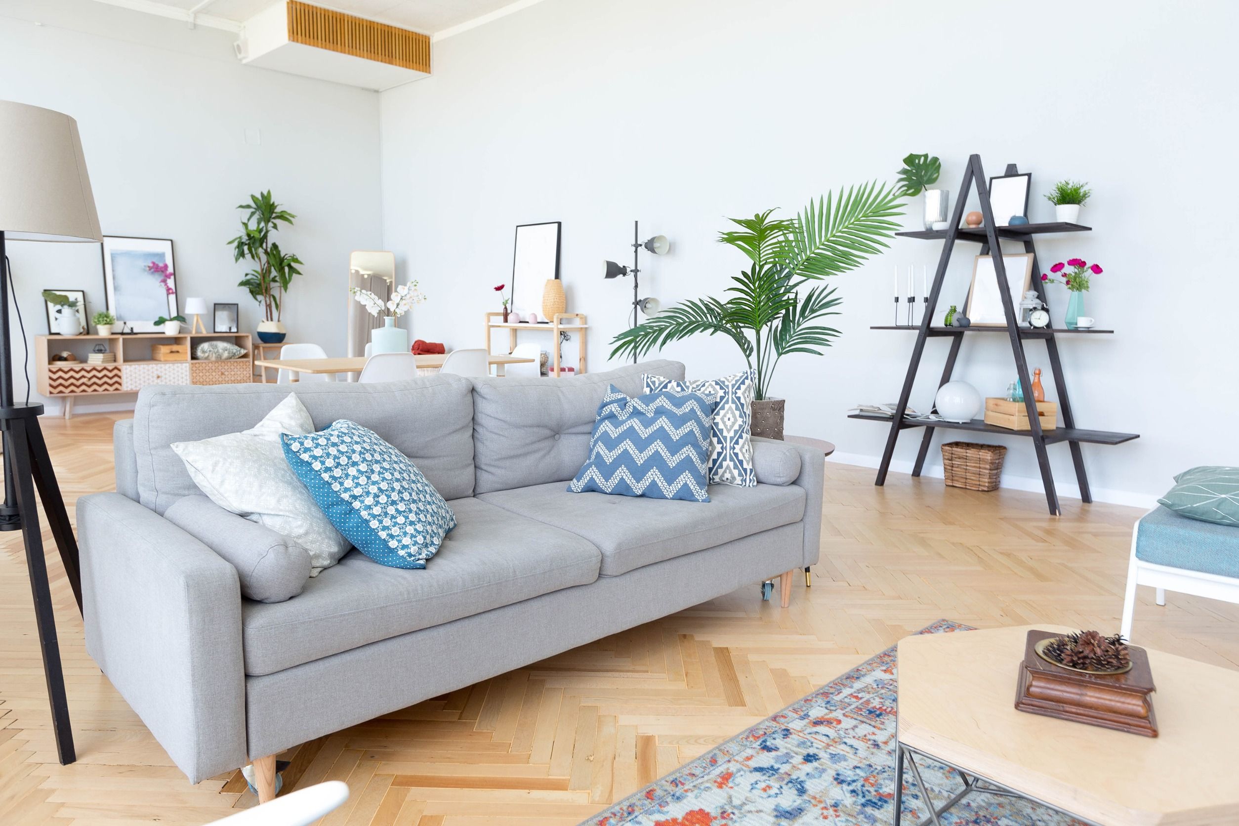 airbnb szurke kanape, Fot&oacute;: 123rf.com