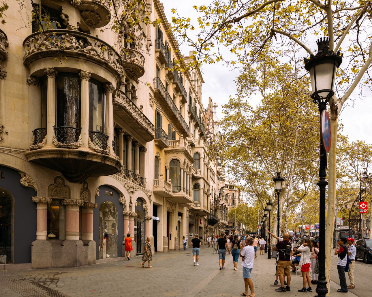 Barcelona-Gracia-Avenue-123rf