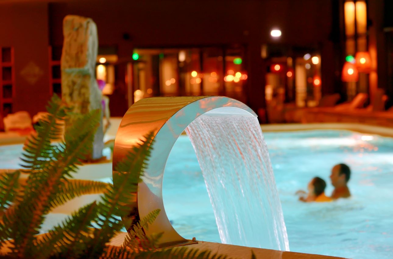 hotel-medence-123rf