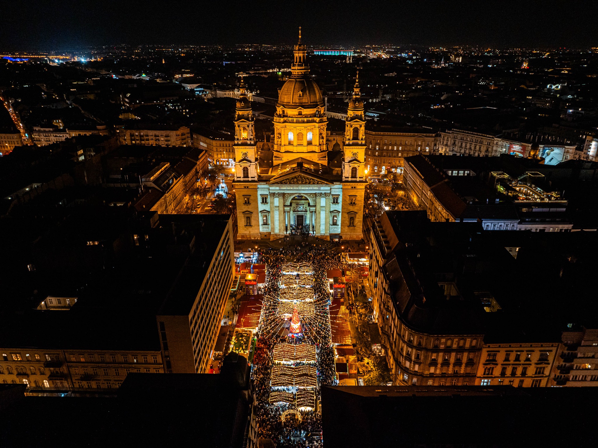 Karácsonyi vásár a Szent István-bazilika előtt, Fotó: Advent Bazilika Facebook-oldala