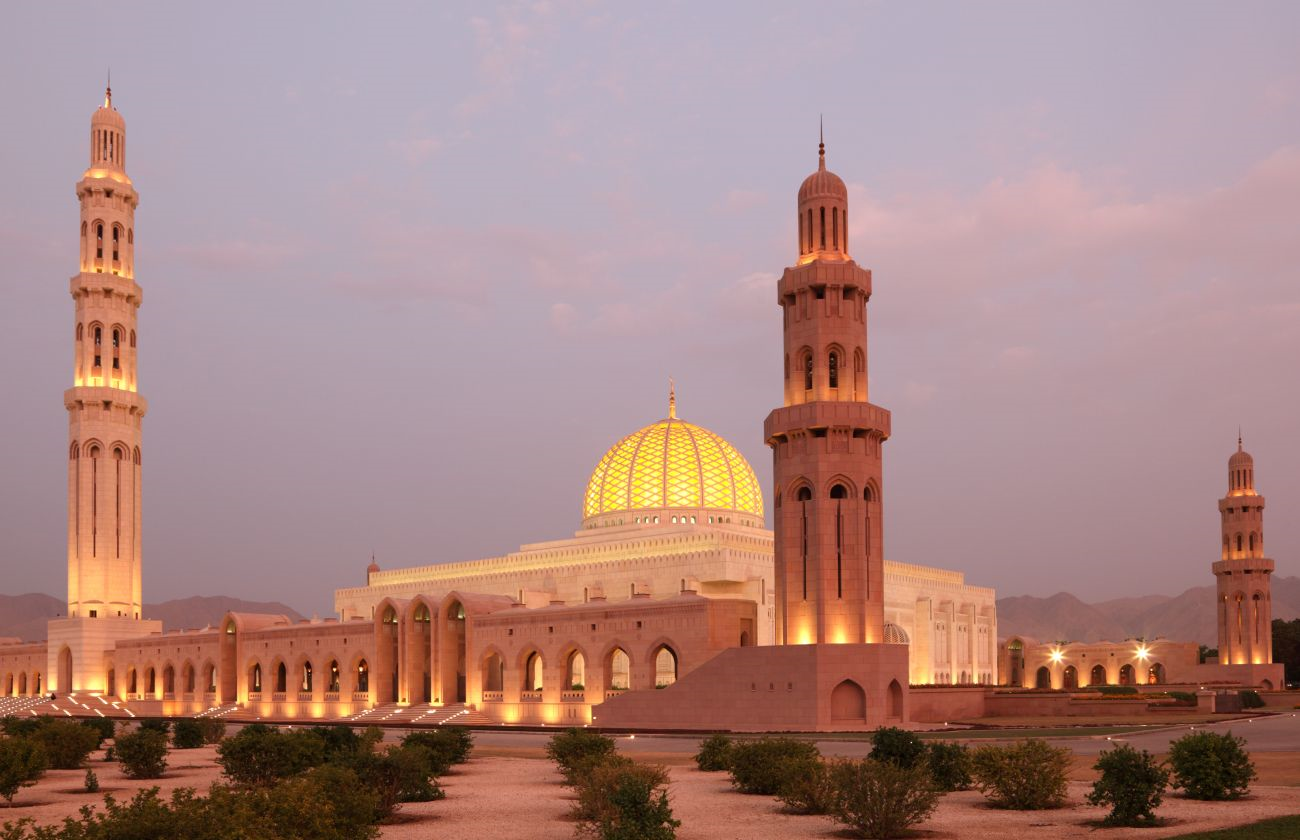 A Nagy Mecset esti díszkivilágításban, Fotó: Bahwan Tourism