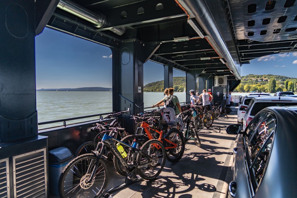 Sz&aacute;nt&oacute;dr&oacute;l Tihanyba tart&oacute; aut&oacute;sok &eacute;s ker&eacute;kp&aacute;rosok a BAHART egyik &uacute;j komphaj&oacute;j&aacute;n, Fot&oacute;: BalatonBike365