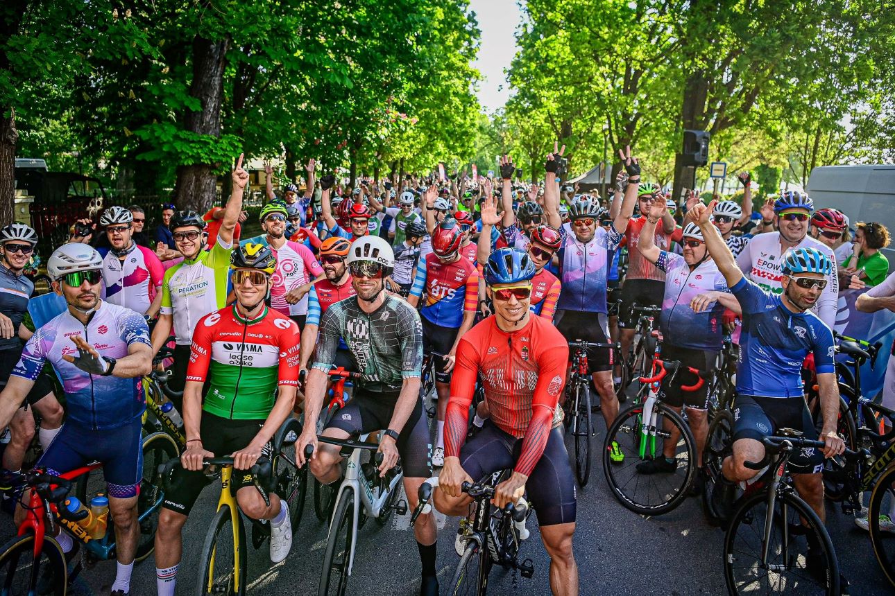 1300 r&eacute;sztvevő a Balatonfondo rajt előtti pillanataiban Valter Attil&aacute;val, Balatonf&uuml;reden, Fot&oacute;: Balatonfondo