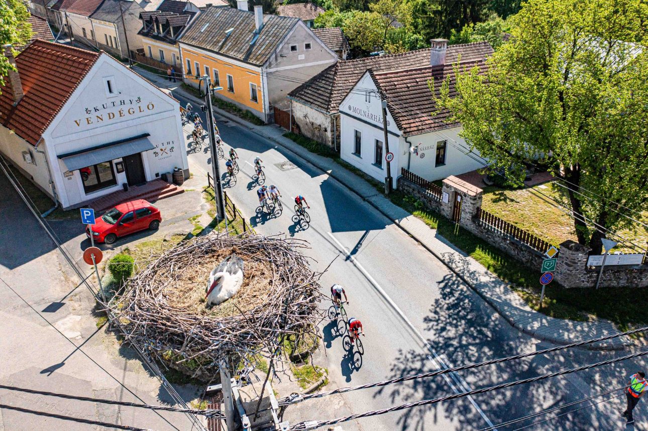 A Balatonfondo mezőnye a 2022-es Giro d&rsquo;Italia &uacute;tvonal&aacute;n, Kapolcson, Fot&oacute;: Balatonfondo