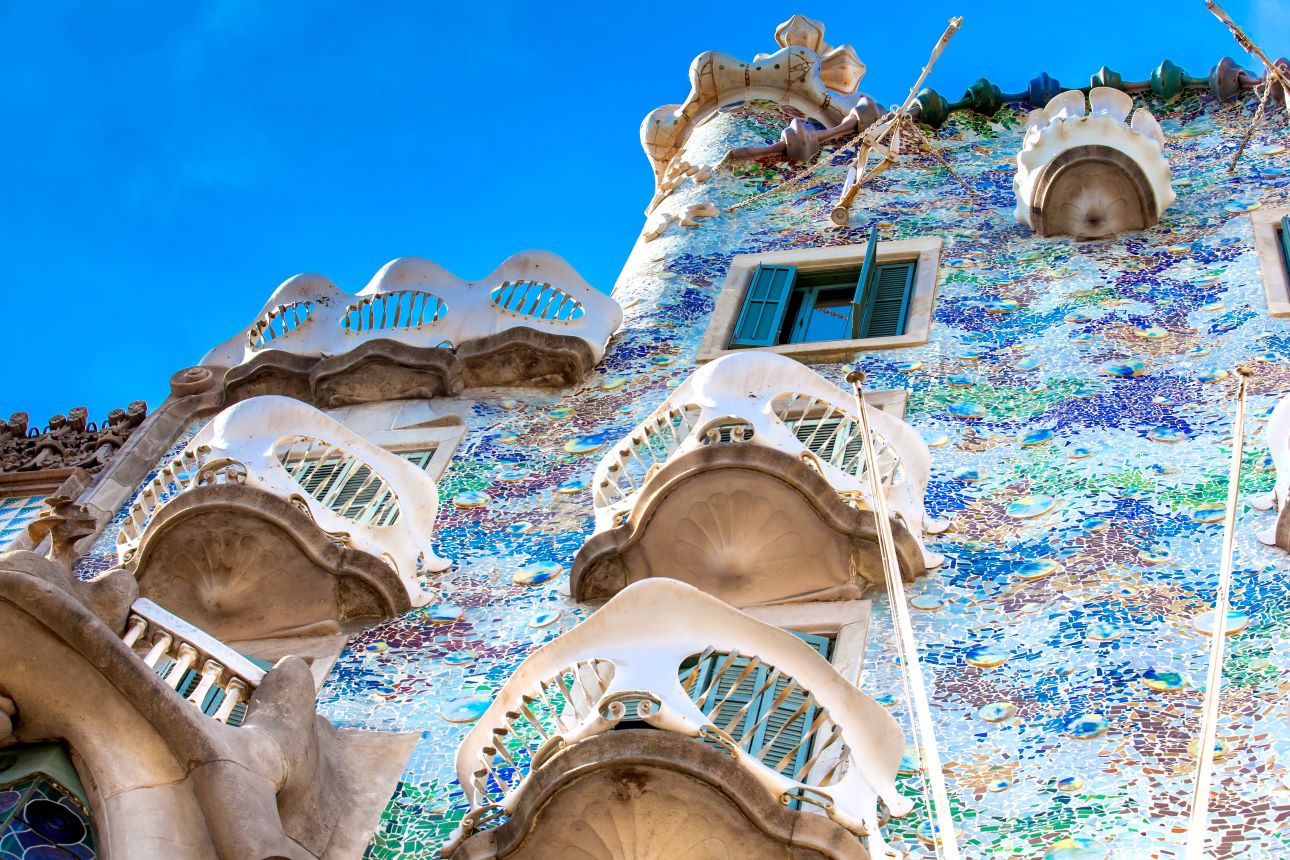 Casa-Battlo-123rf