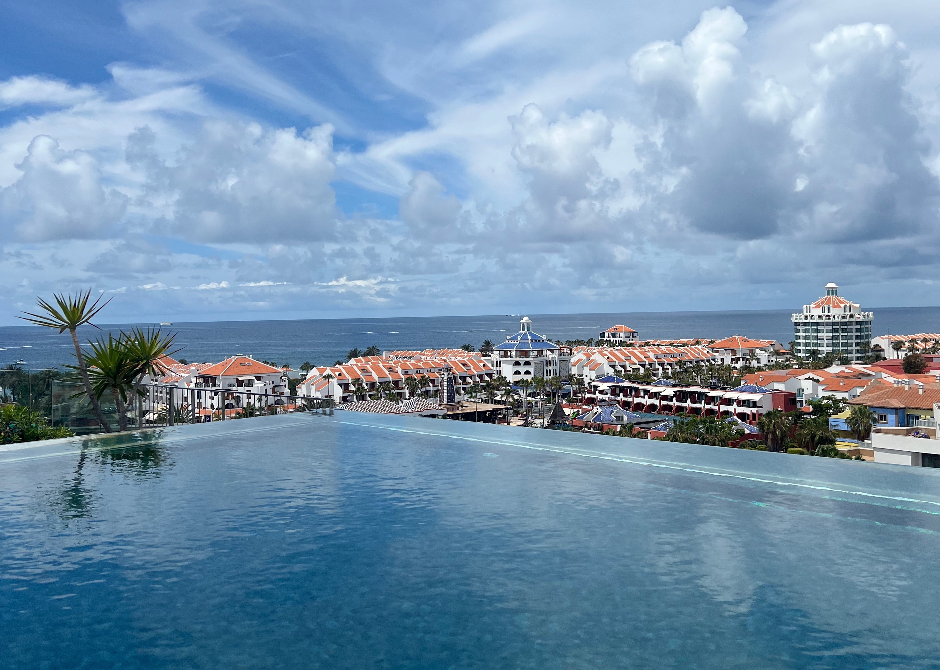 hotel-infinitypool