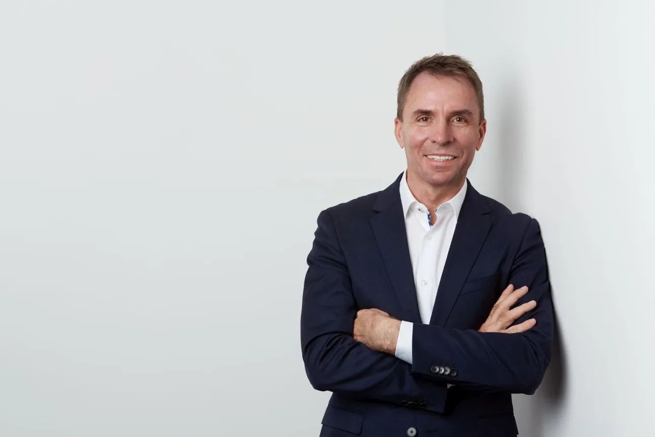 V&aacute;radi J&oacute;zsef, Fot&oacute;: Wizz Air