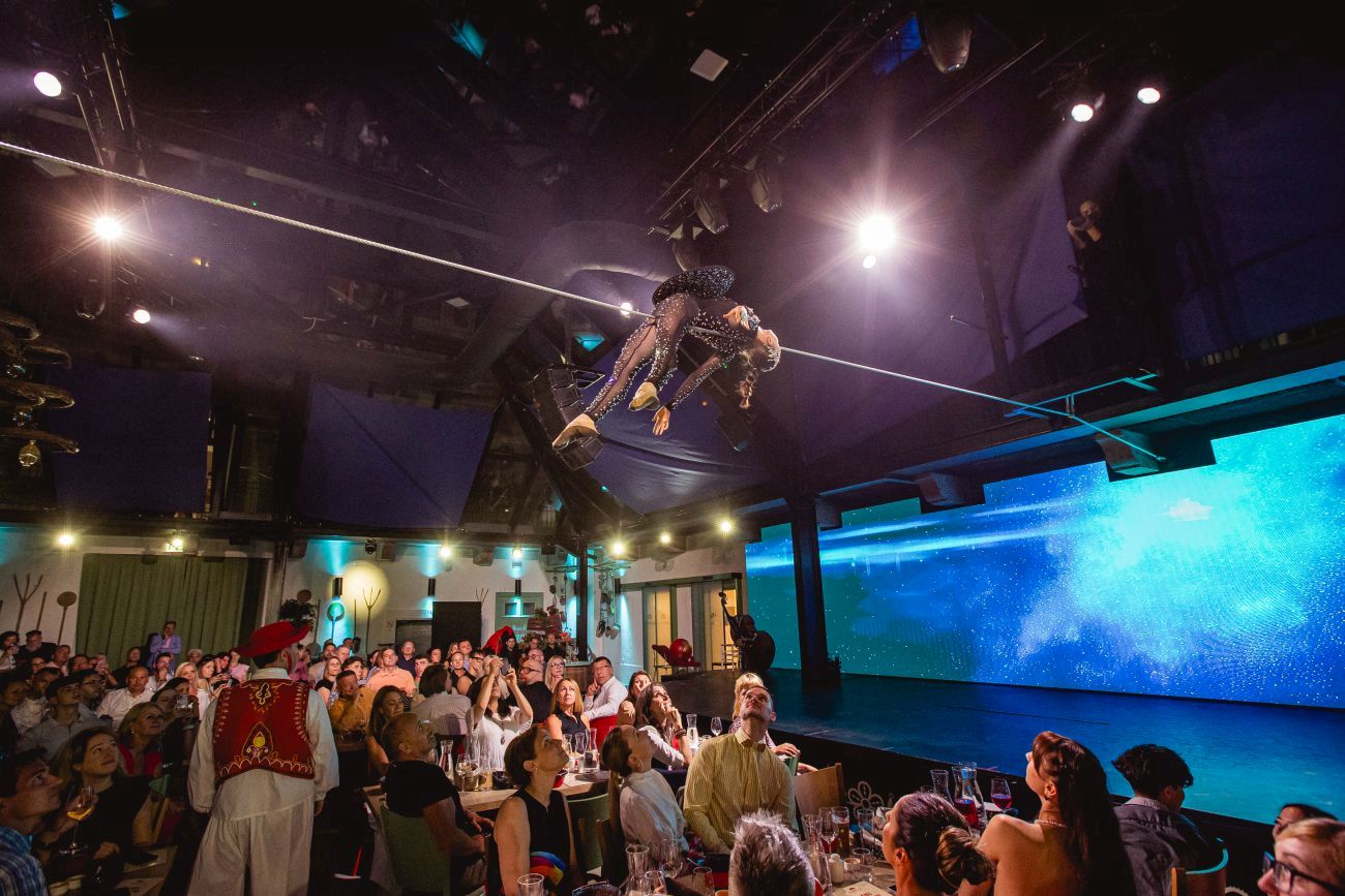 A vendégek nem győzik fotózni a fejük felett, biztonsági háló és –kötél nélkül brillírozó kötéltáncost, Fotó: Paprika Revue House