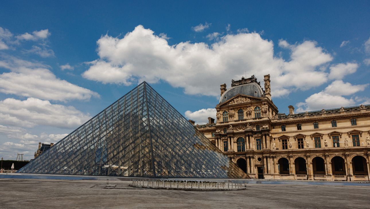 Louvre-123rf-2