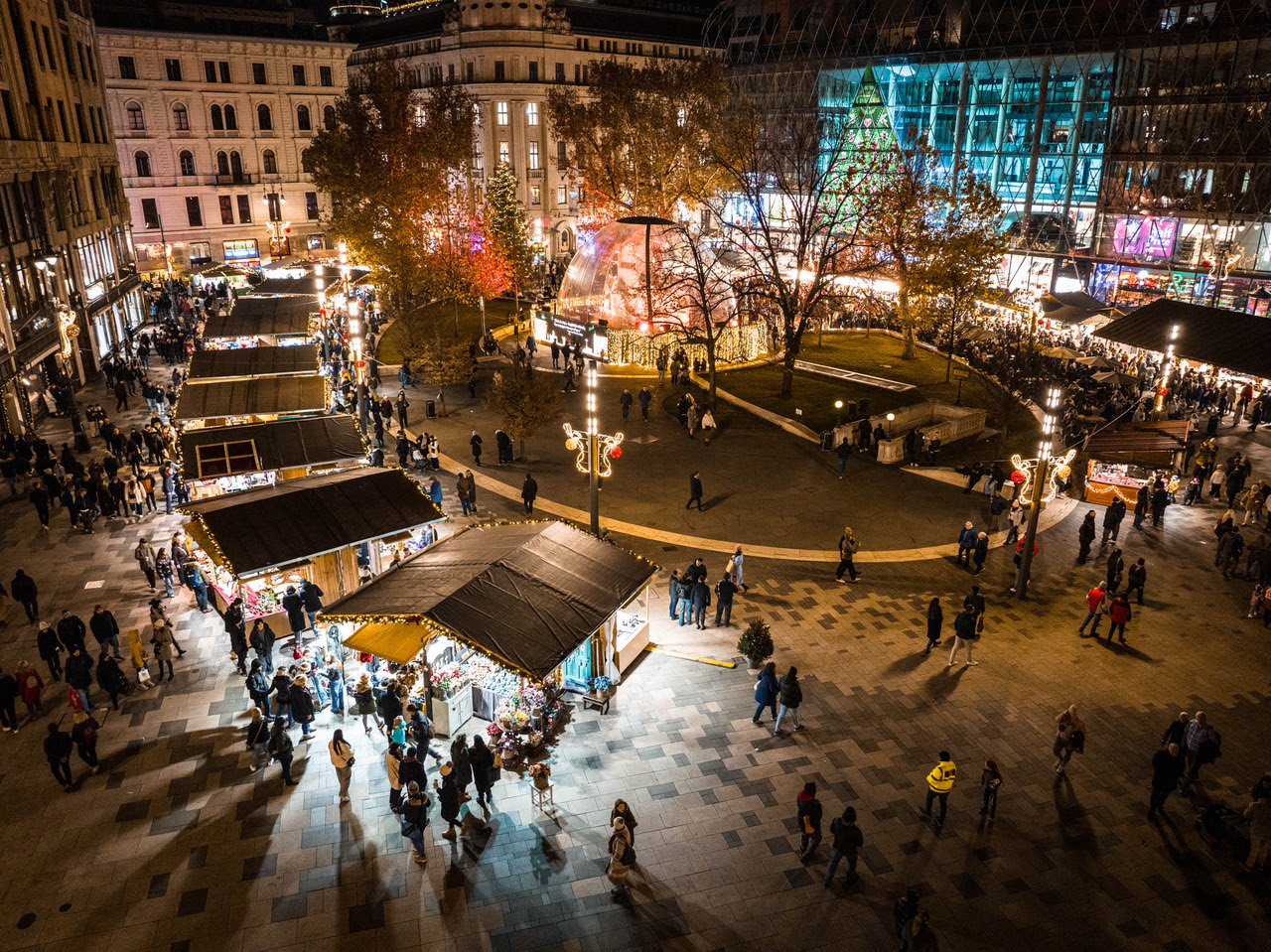 V&ouml;r&ouml;smarty t&eacute;r, Fot&oacute;: Advent Bazilika