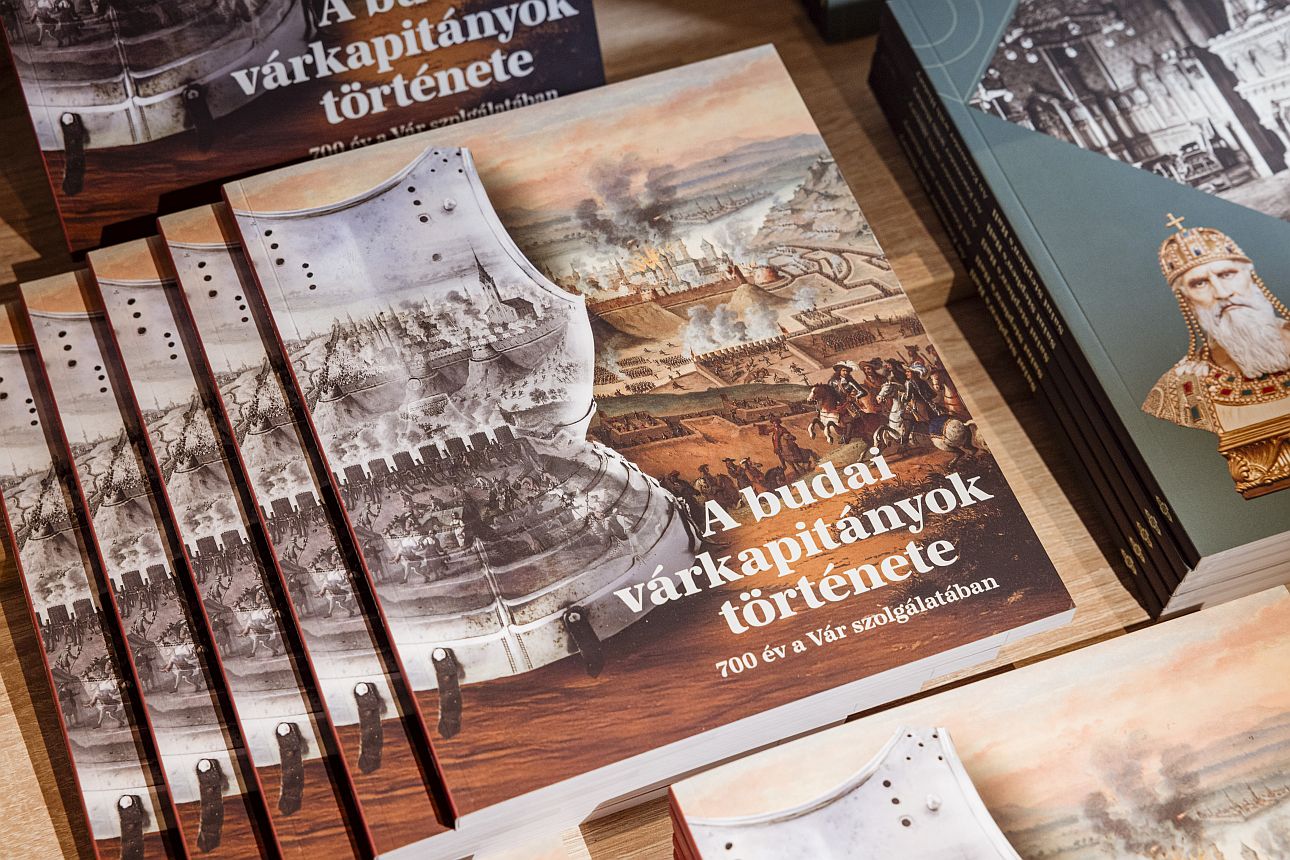 budai v&aacute;r k&ouml;nyvbor&iacute;t&oacute;, Fot&oacute;: V&aacute;rkapit&aacute;nys&aacute;g