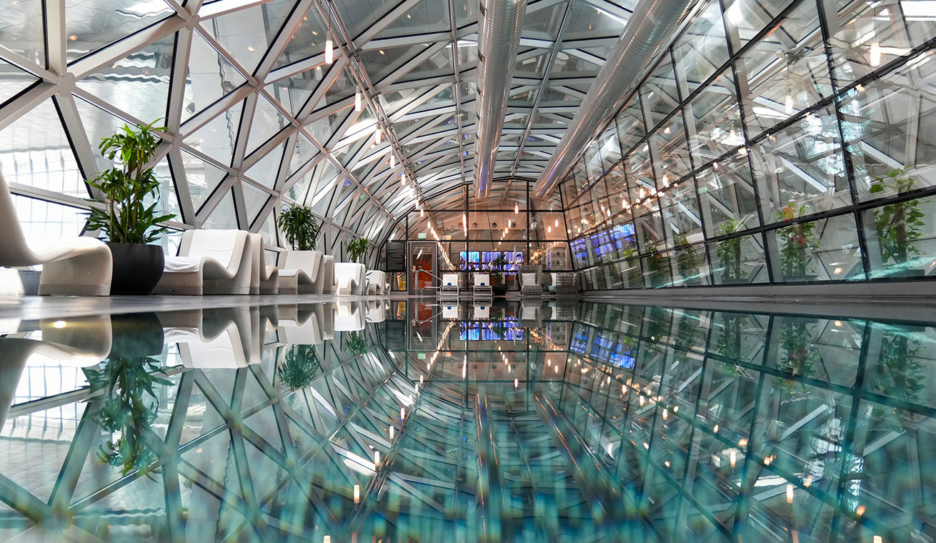 Doha-Hamad-hotel-uszomedence, Fot&oacute;: Qatar Airways