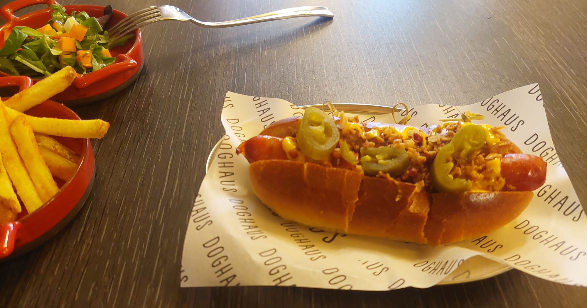 Dog Haus-hot dog, Fot&oacute;: turizmus.com