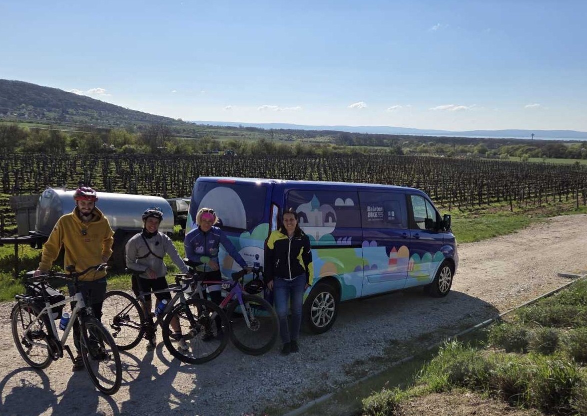Lengyel bringás influenszerek a Balatonnál, Fotó: BalatonBike365