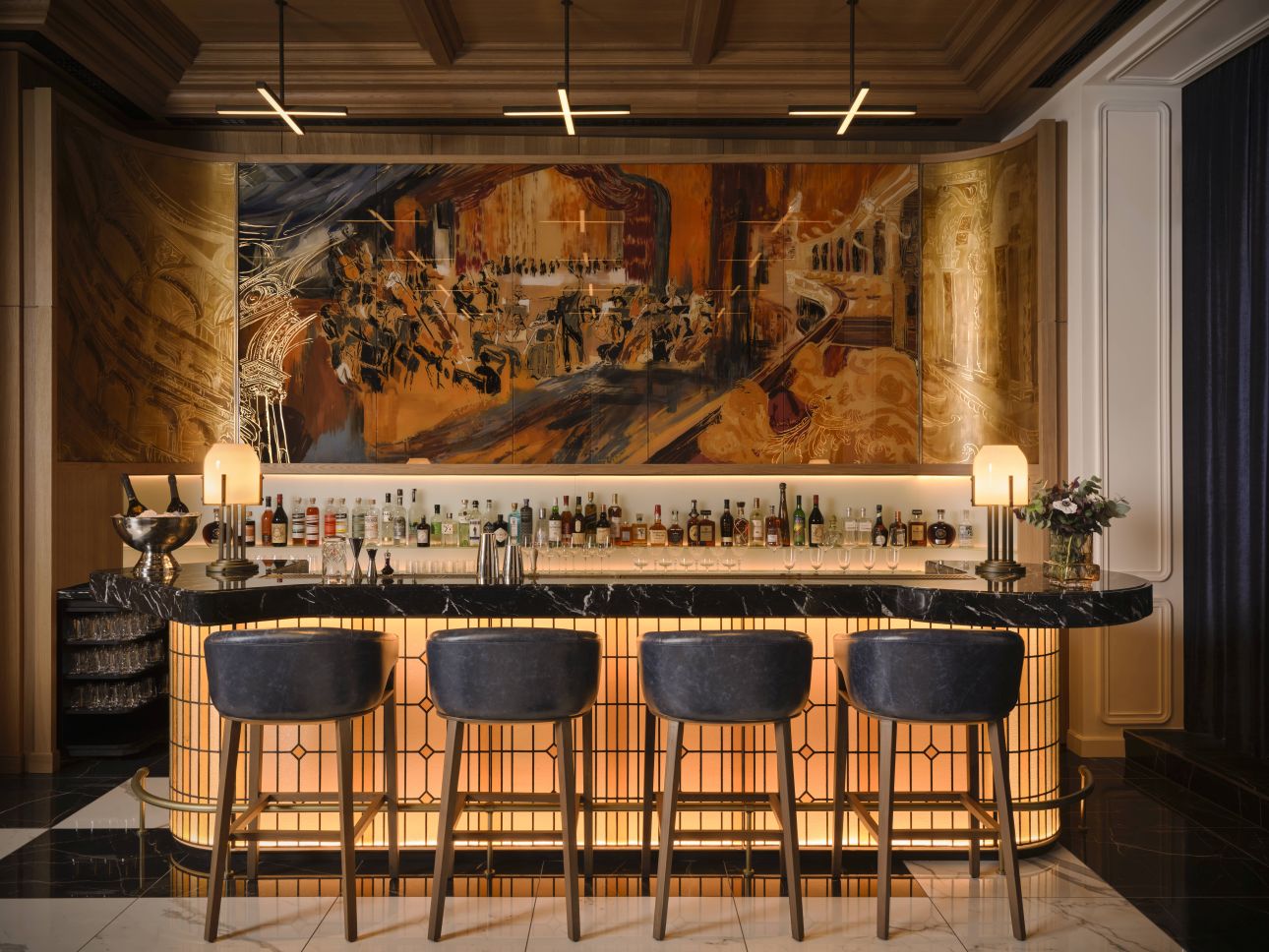 The-St-Regis-Budapest-St-Regis-Bar-counter-and-mural, Fotó: St. Regis Budapest