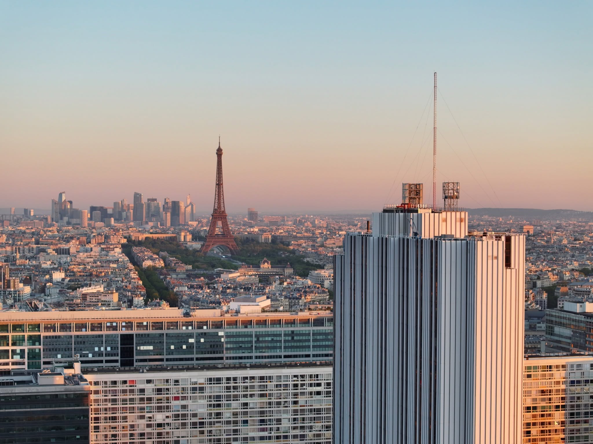 Pullman Montparnasse, háttérben az Eiffel-torony, Fotó: Accor