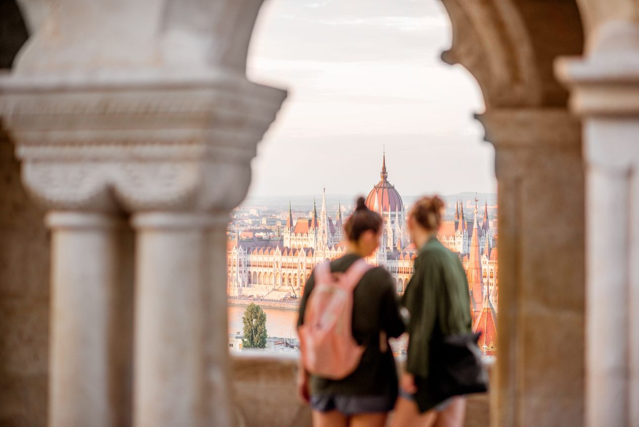 budapest-turistak-halaszbastya-parlament-123rf, Fotó: 123rf.com