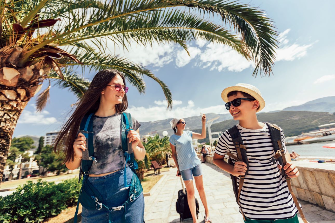 turistak-tengerpgarton-csomaggal-123rf, Fot&oacute;: 123rf.com